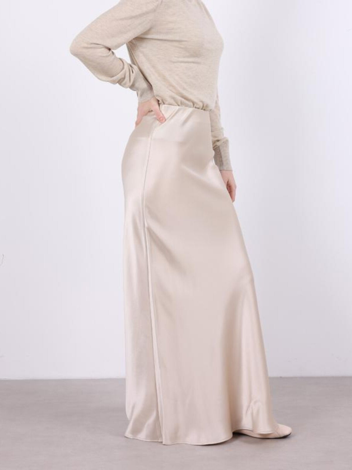 Lace half-length skirt