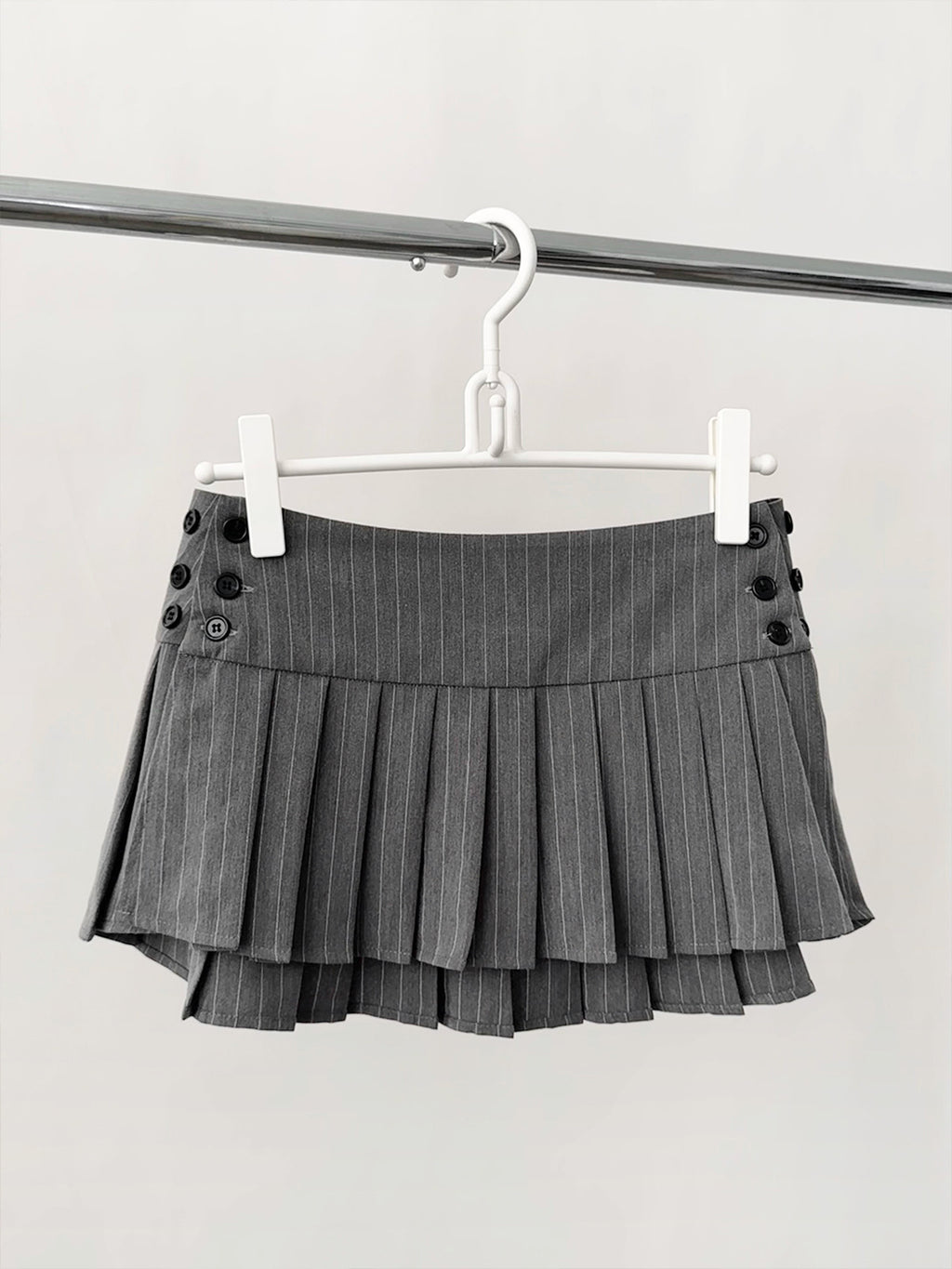 Pure and alluring pleated button low-waisted mini skirt