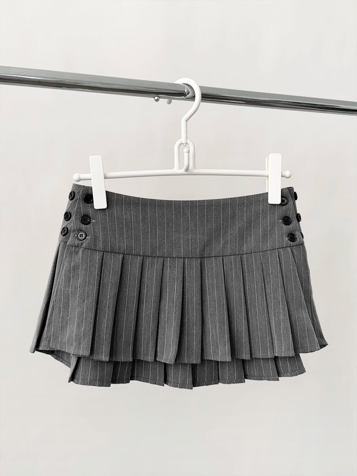 Pure and alluring pleated button low-waisted mini skirt