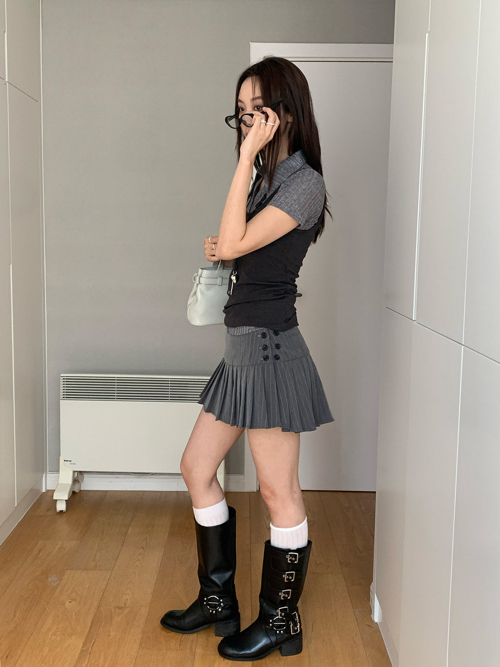 Pure and alluring pleated button low-waisted mini skirt