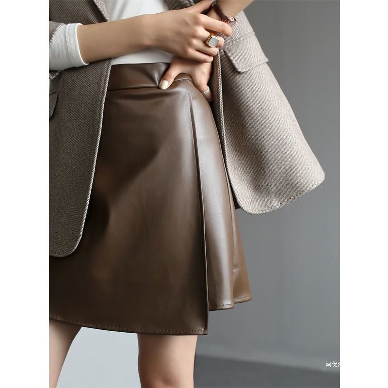 High-waisted leather lettered short skirt