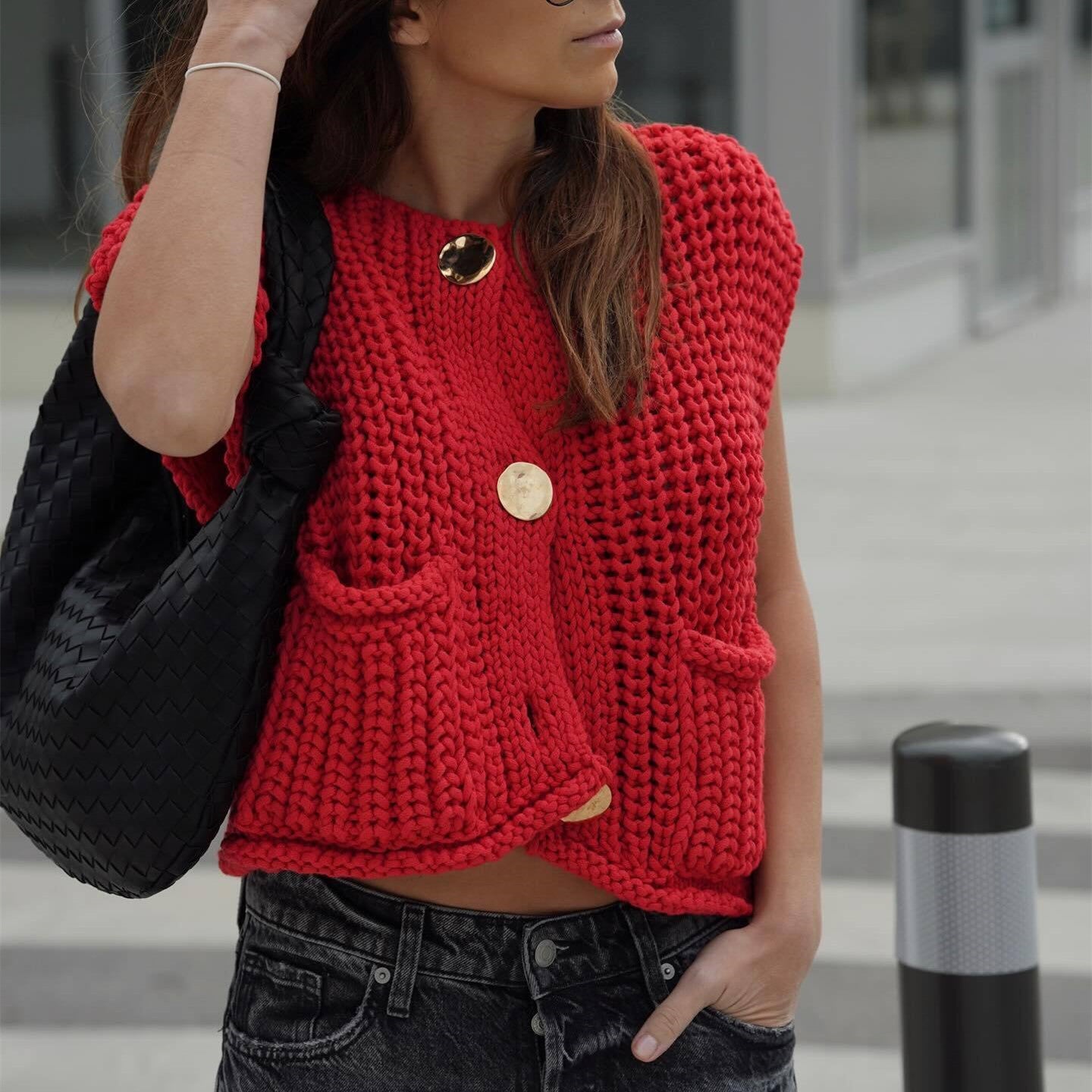 Short sleeve knitted cardigan without sleeves