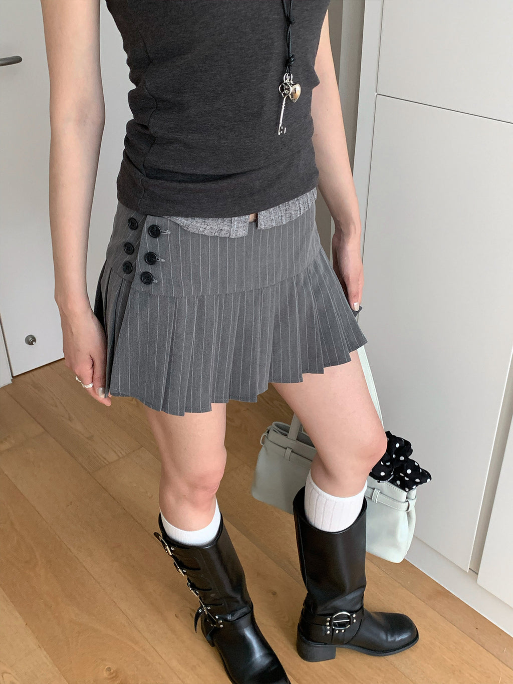 Pure and alluring pleated button low-waisted mini skirt
