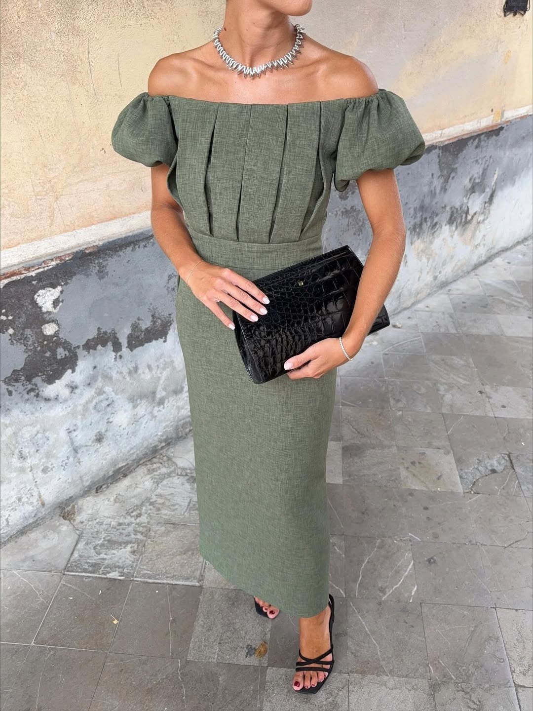 Elegant and slim-fitting short-sleeved long dress
