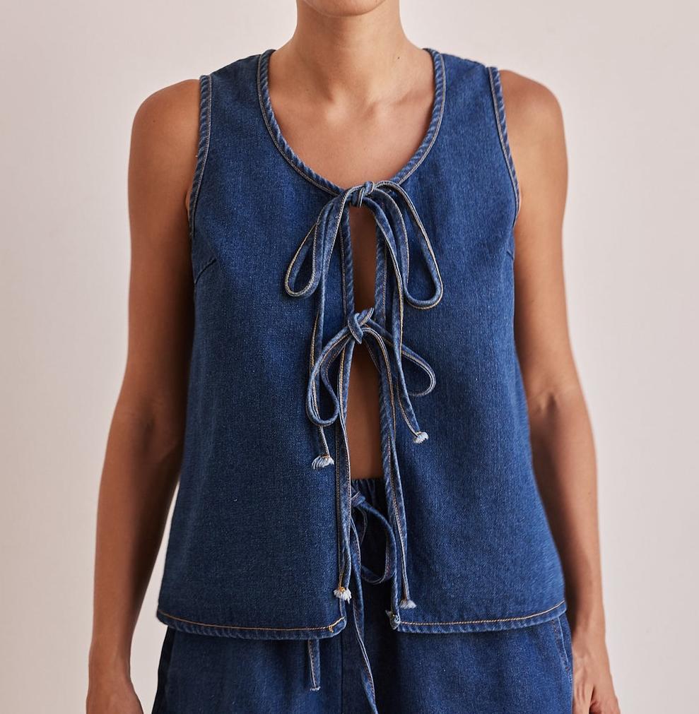 Casual sleeveless lace-up high-waisted vest and denim shorts