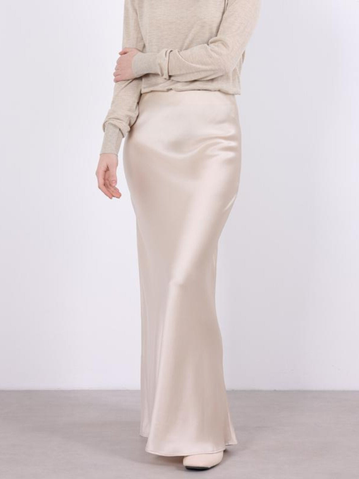 Lace half-length skirt