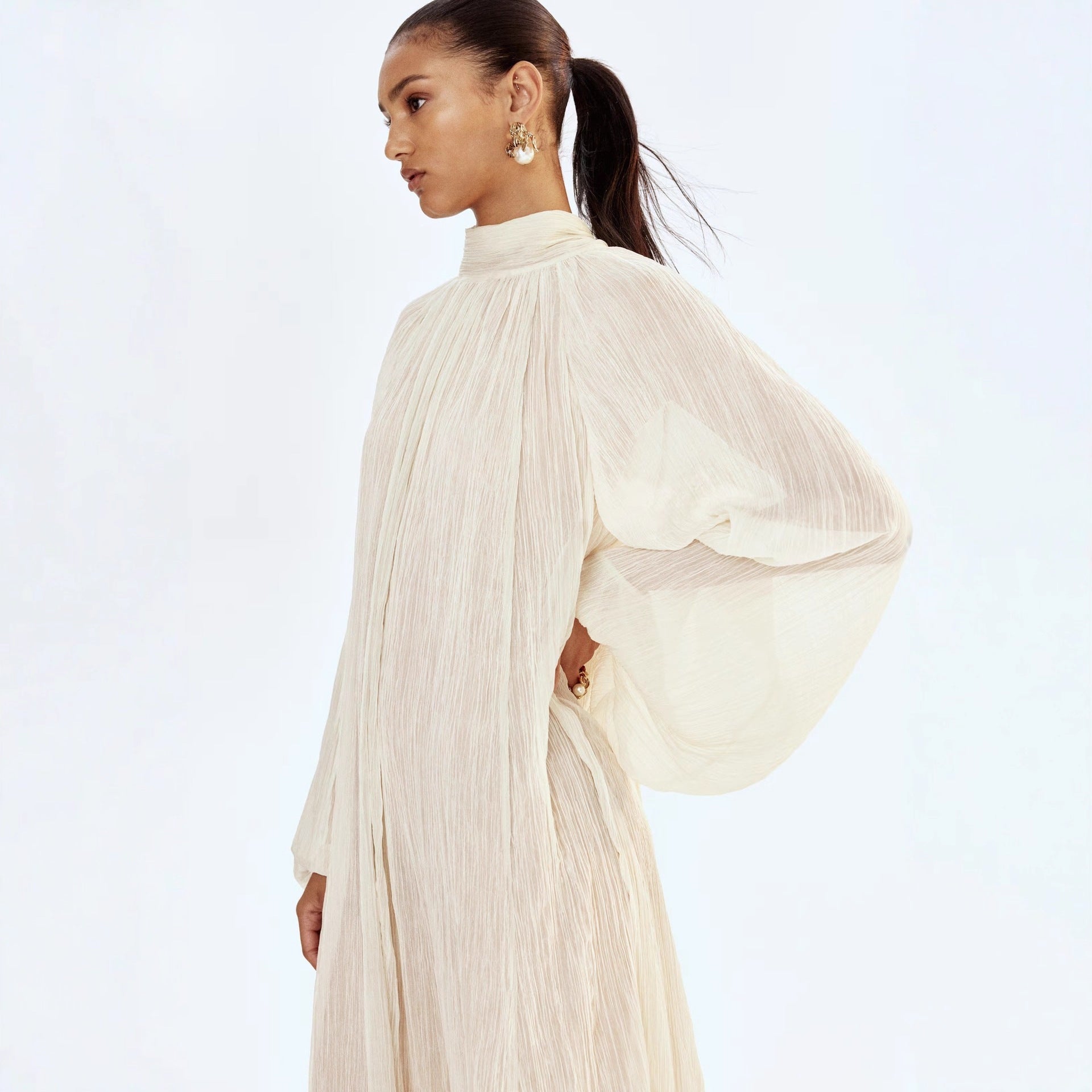 Solid-color dress with long sleeves
