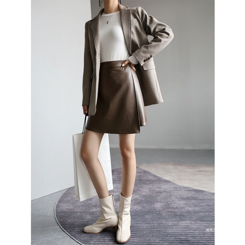 High-waisted leather lettered short skirt
