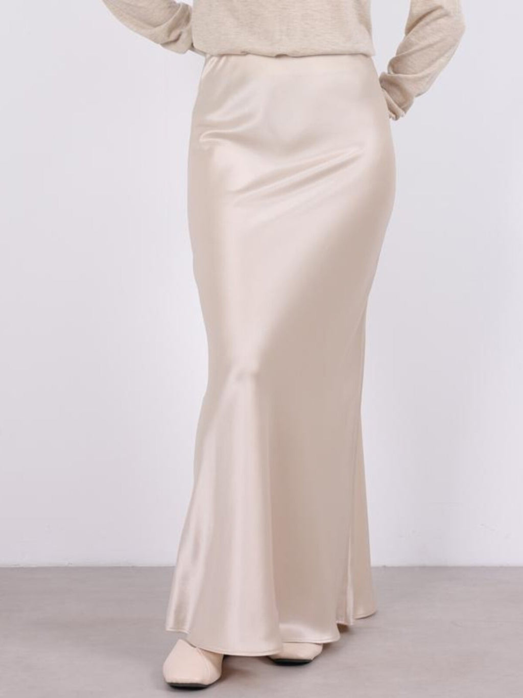 Lace half-length skirt