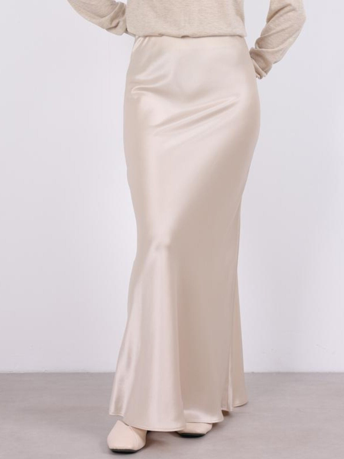Lace half-length skirt